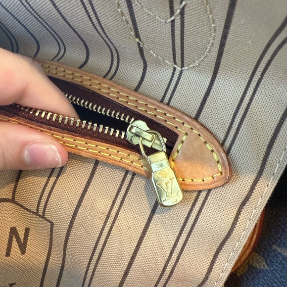 Louis Vuitton Neverfull MM Handbag - Picture 8 of 13